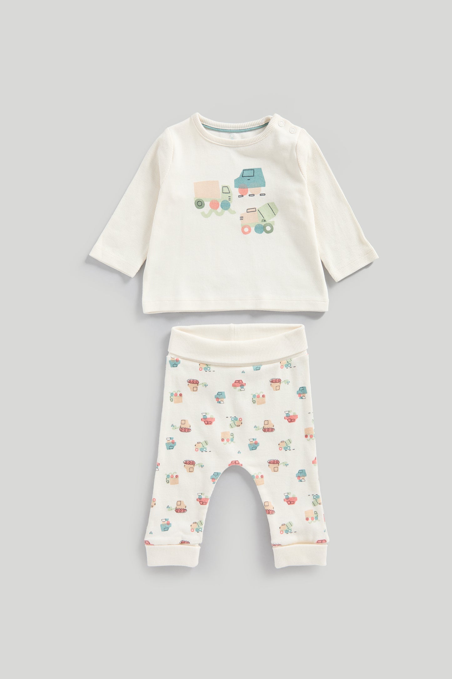 Cream Extendable Leggings And T-Shirt Outfit